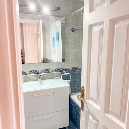 アパート Casa La Luna- Beachfront 1br With Sea Views マルベーリャ